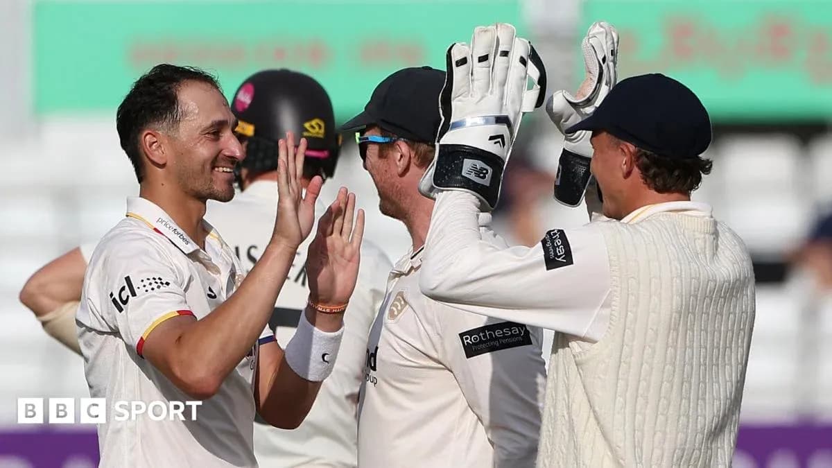 Jugadores celebrando una wicket en el cricket