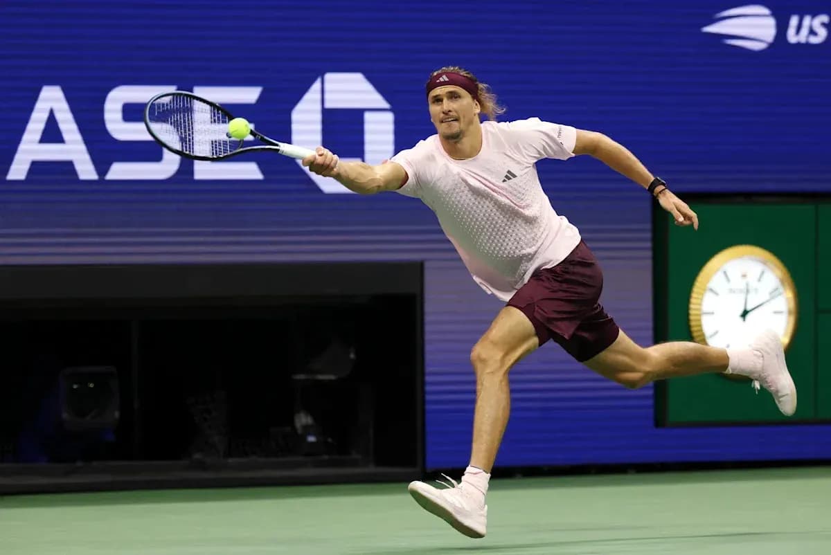 Jugador de tenis alcanzando una pelota en la cancha