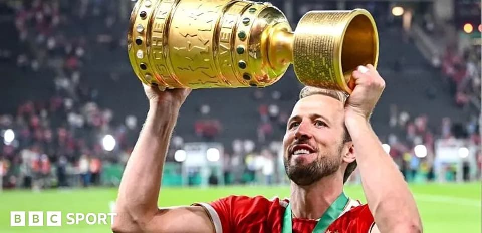 Jugador levantando trofeo tras ganar la final