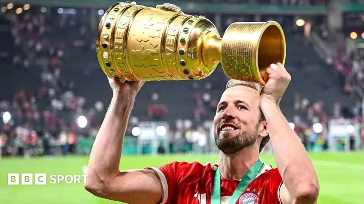 Jugador levantando trofeo tras ganar la final