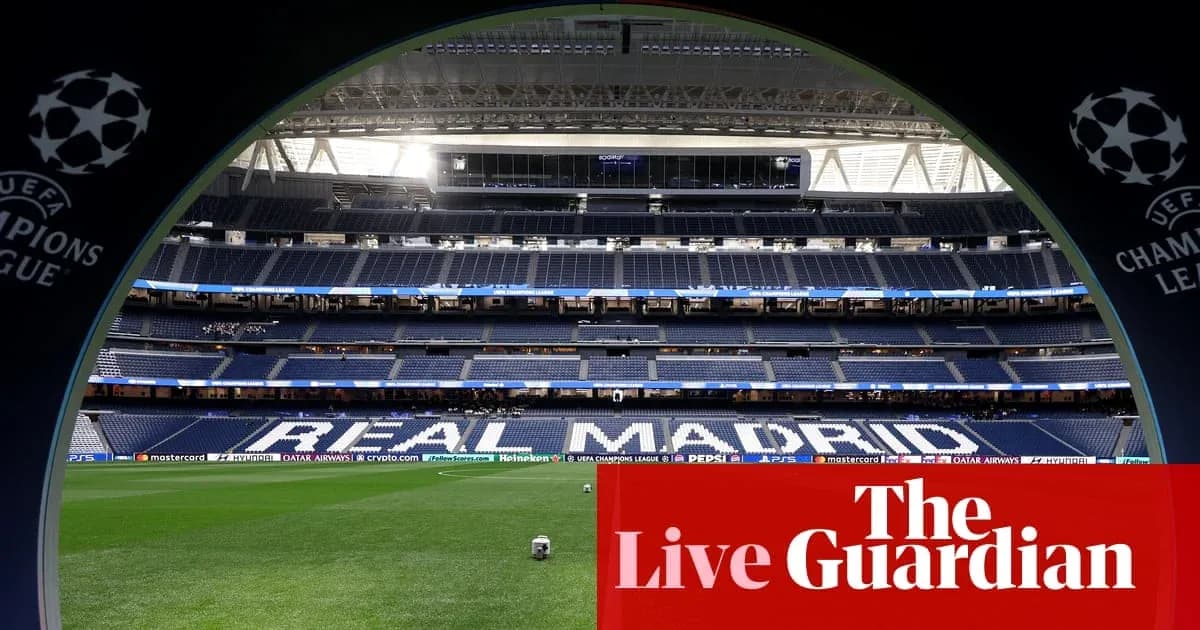 Estadio con el nombre 'REAL MADRID' visible en el césped