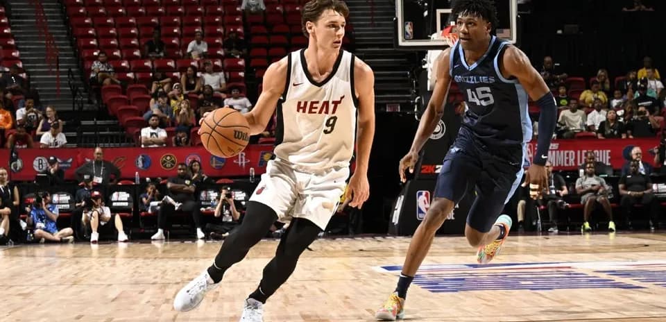 Jugador de Miami Heat driblando contra jugador de Memphis Grizzlies