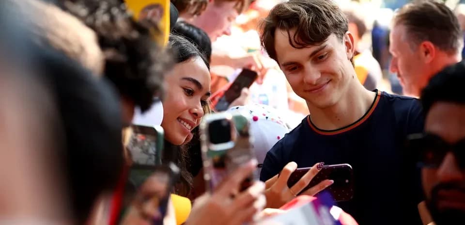 Jovenes sonriendo y tomando una selfie en evento
