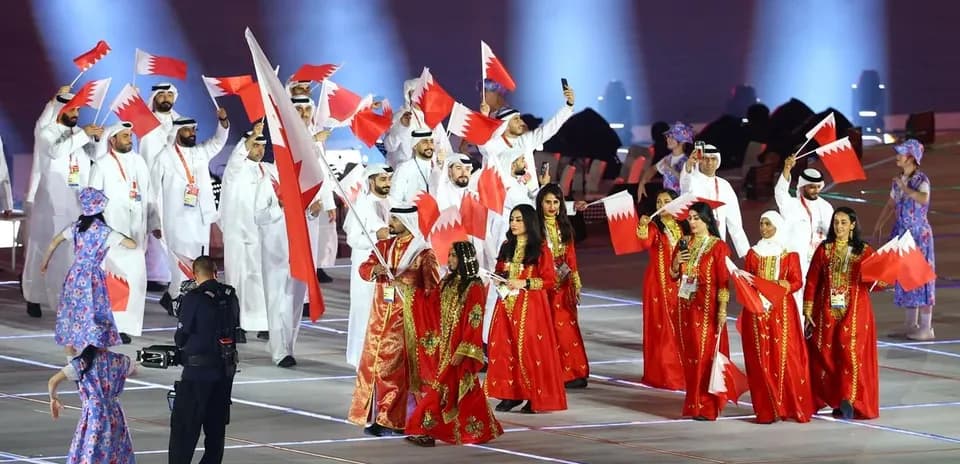 Delegación de Bahréin desfilando en ceremonia de apertura