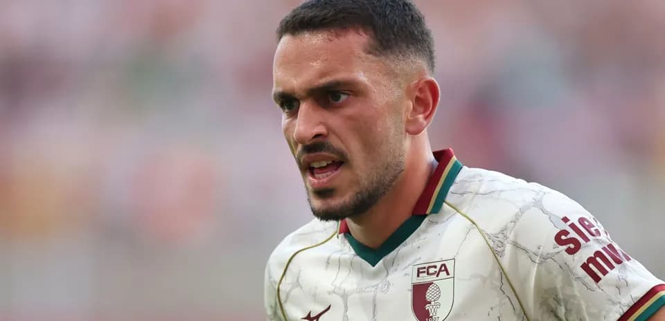 Jugador de fútbol en acción durante un partido