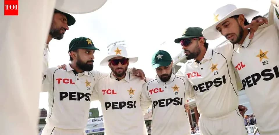 Jugadores de Pakistán en círculo antes del partido