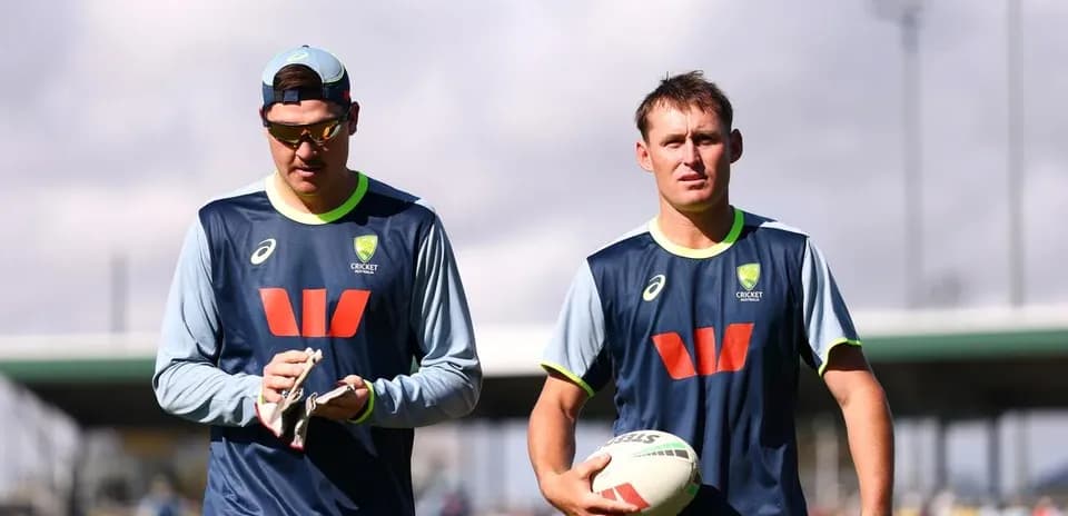 Jugadores de cricket caminando en el campo de entrenamiento