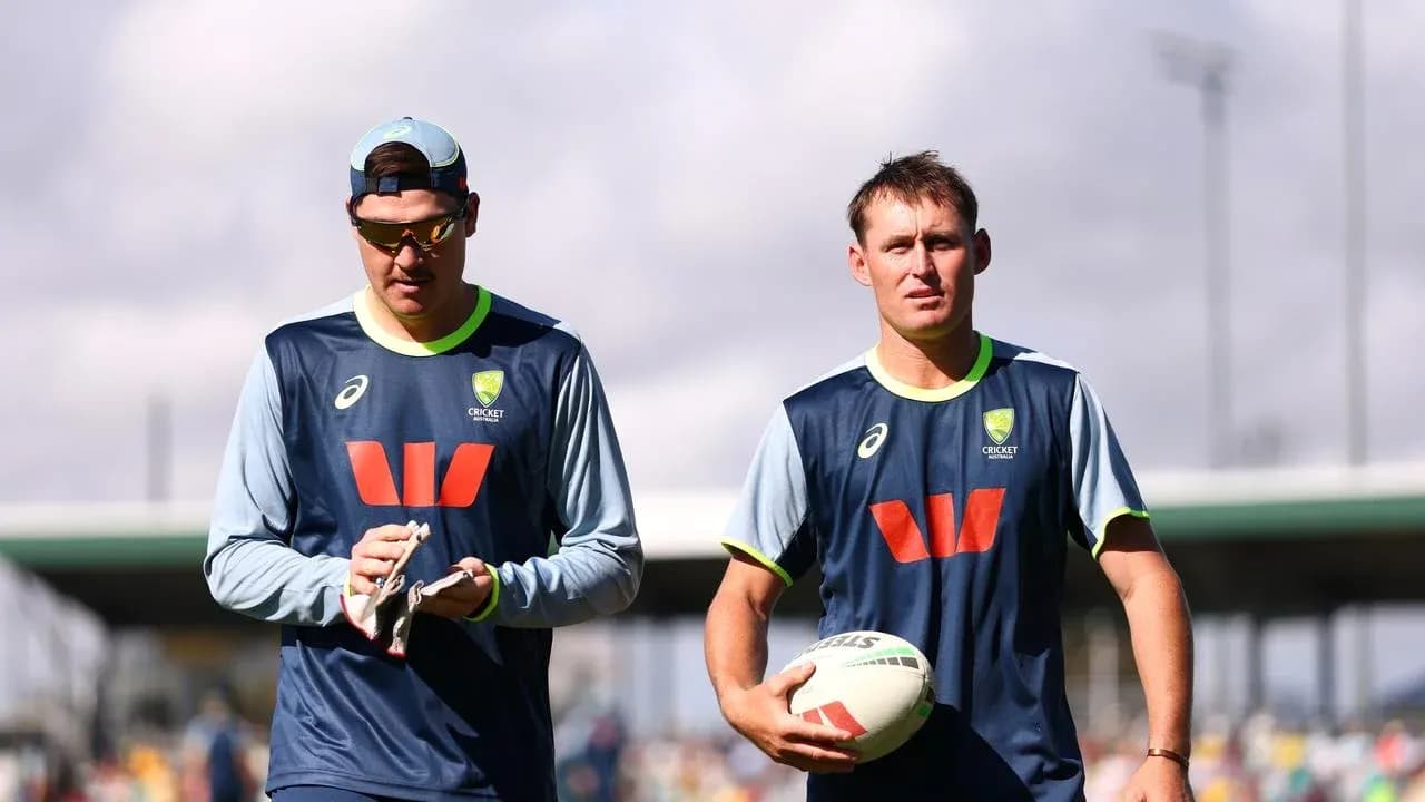 Jugadores de cricket caminando en el campo de entrenamiento
