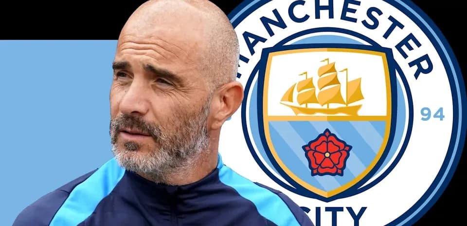 Entrenador de Manchester City junto al escudo del club