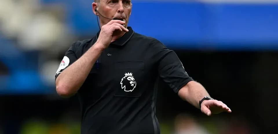 Árbitro dirigiendo el juego en el partido