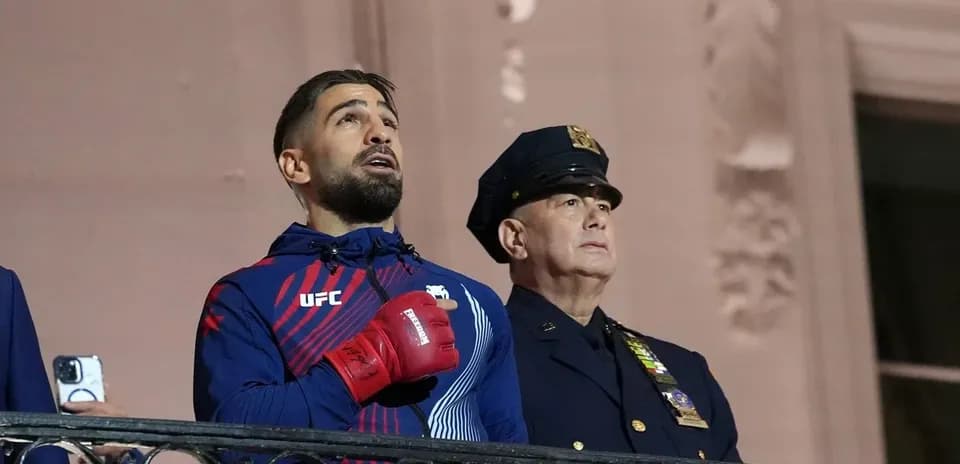 Luchador de UFC cantando con oficial de policía
