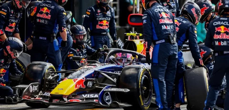 Equipo de Red Bull realizando una parada en boxes