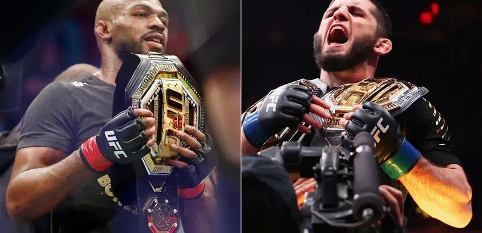 Jon Jones y Islam Makhachev sosteniendo cinturones de campeón