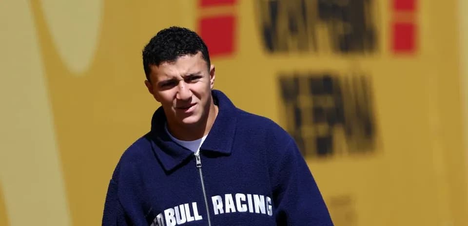 Joven con chaqueta de Red Bull Racing en evento