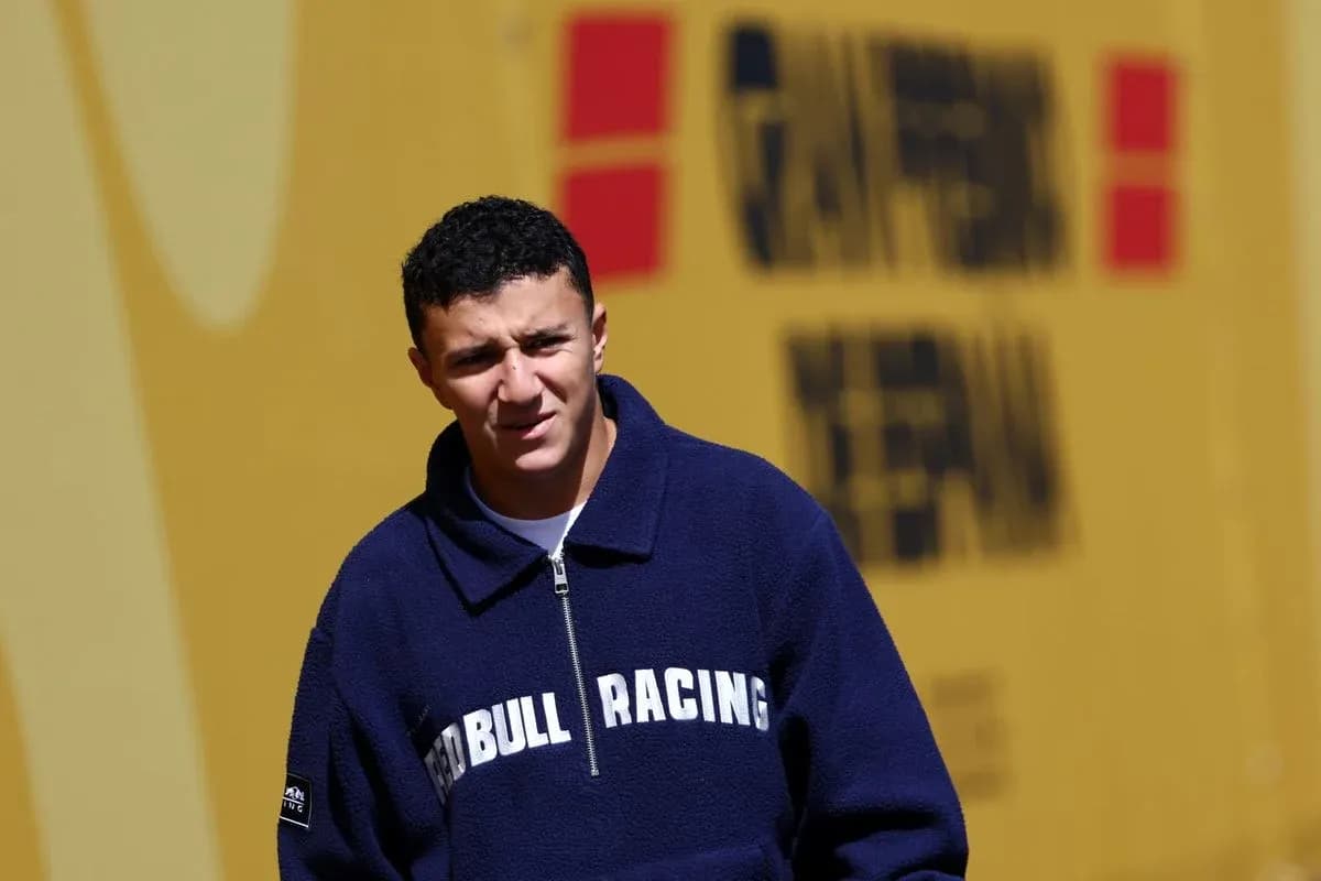 Joven con chaqueta de Red Bull Racing en evento