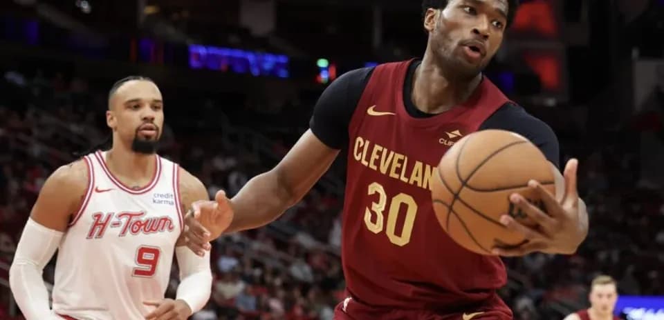 Jugador de Cleveland con balón durante el partido
