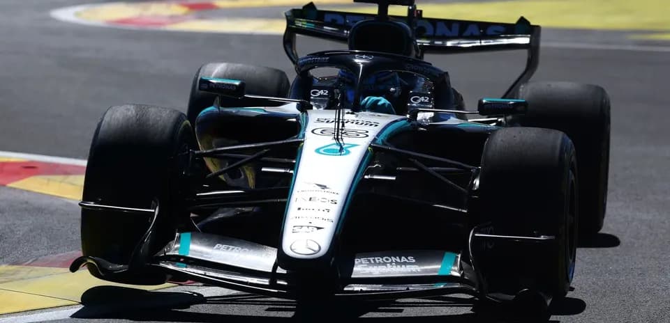 Coche de Fórmula 1 en una curva durante carrera