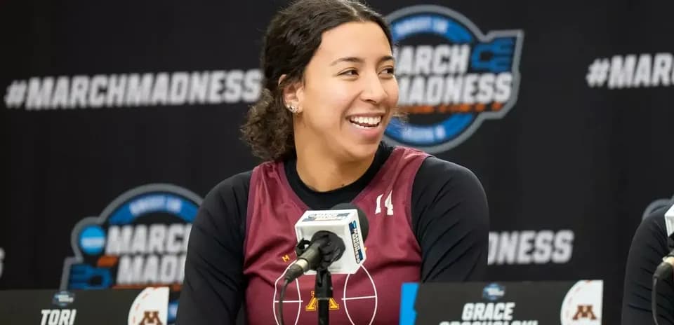 Tori McKinney sonriente en conferencia de prensa