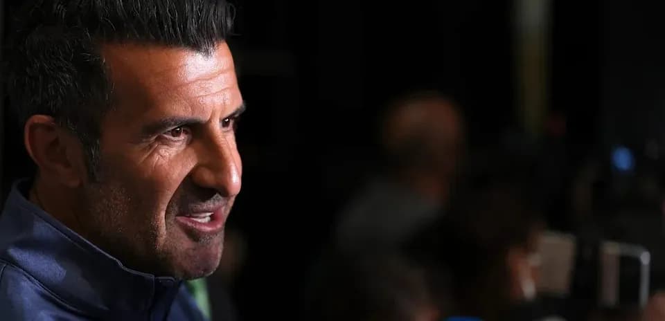 Entrenador hablando en conferencia de prensa