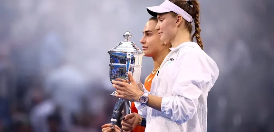 Jugadoras sosteniendo trofeo en ceremonia de premiación