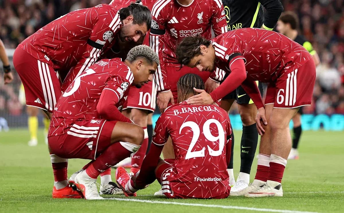 Jugadores de Liverpool apoyando a compañero caído