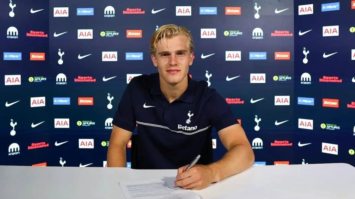 Jugador firmando contrato en rueda de prensa