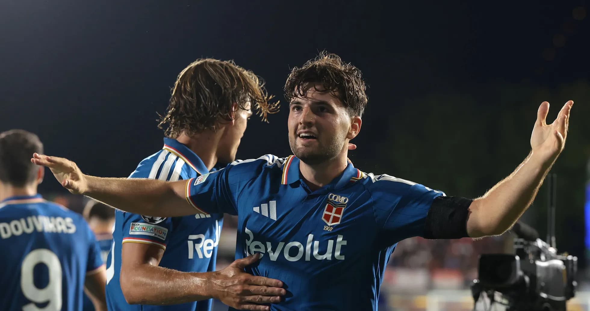 Jugadores de Como celebrando un gol en el partido