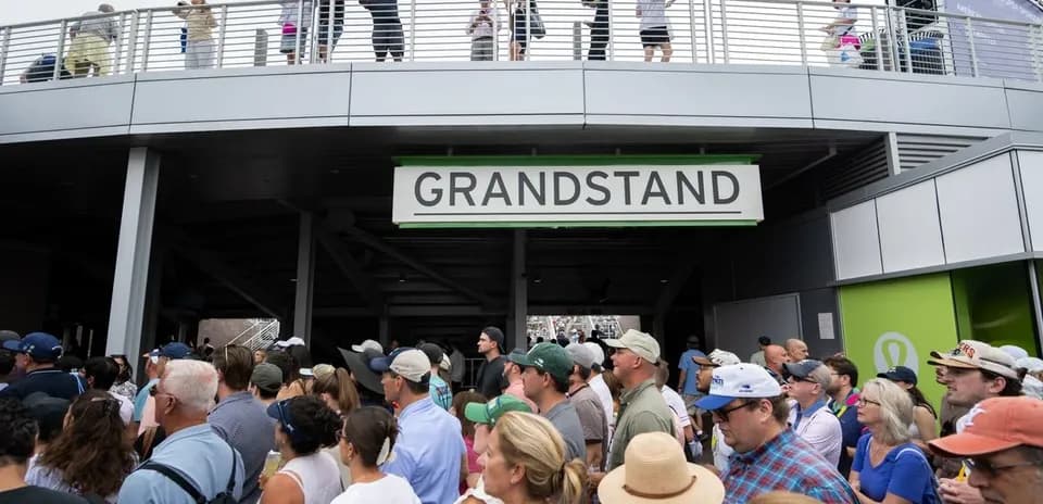 Multitud en la entrada del GRANDSTAND