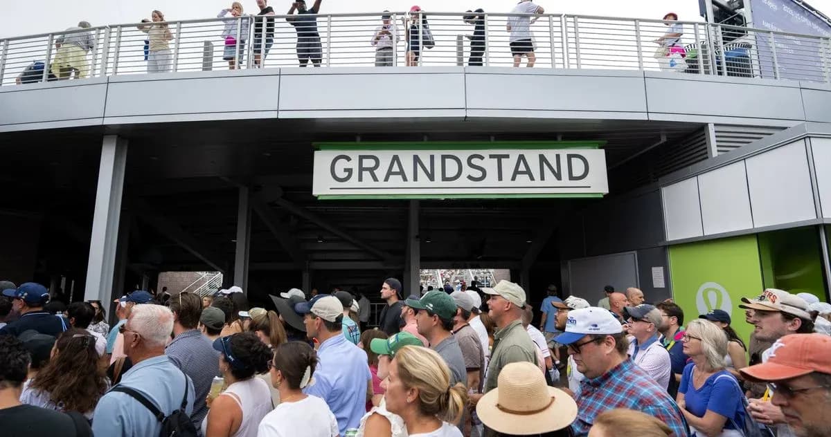 Multitud en la entrada del GRANDSTAND