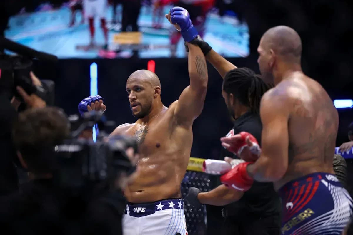 Luchador levantando la mano tras victoria en combate