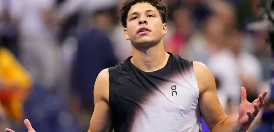 Jugador de tenis gesticulando durante un partido