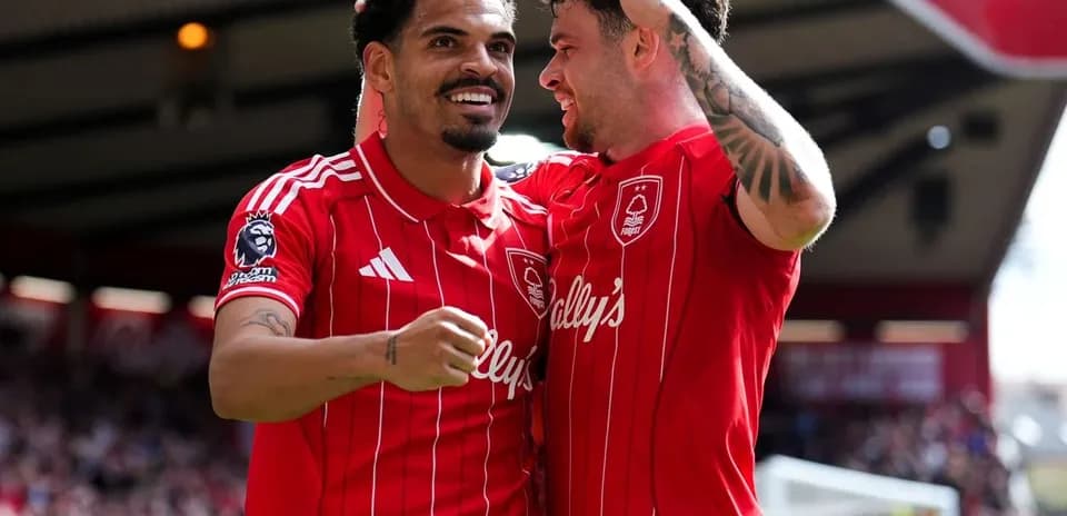 Dos jugadores celebrando un gol en Nottingham Forest