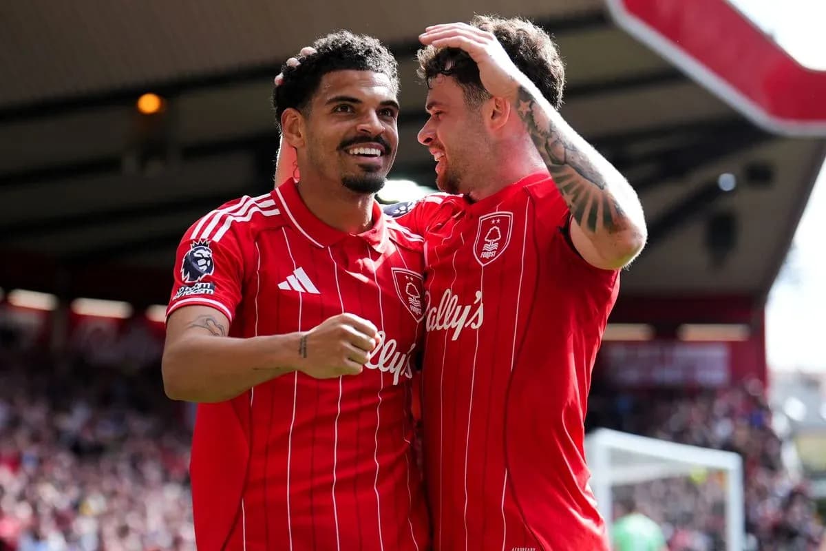 Dos jugadores celebrando un gol en Nottingham Forest