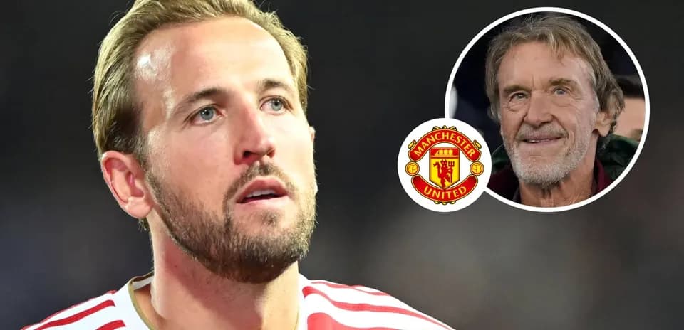 Jugador con camiseta de Manchester United mirando hacia arriba