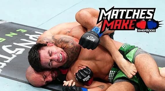 Luchadores en combate en el suelo durante evento