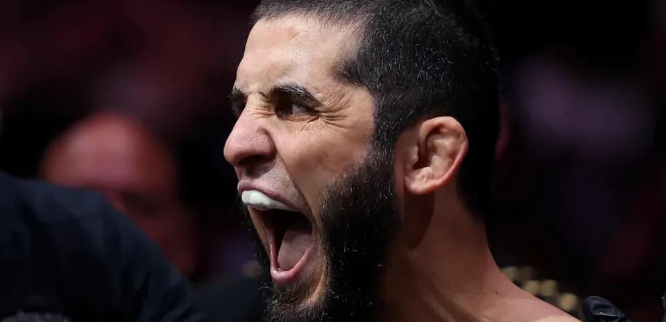 Luchador gritando antes de la pelea en el ring