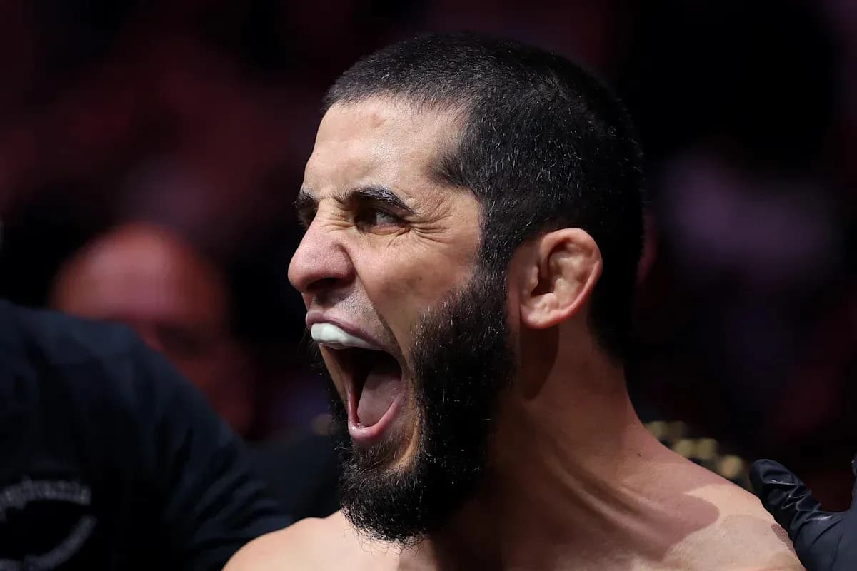 Luchador gritando antes de la pelea en el ring