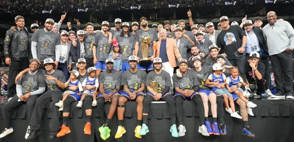Equipo de los New York Knicks celebrando el campeonato