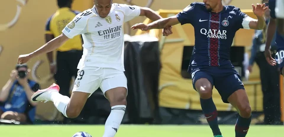 Jugador de Real Madrid driblando ante rival de PSG