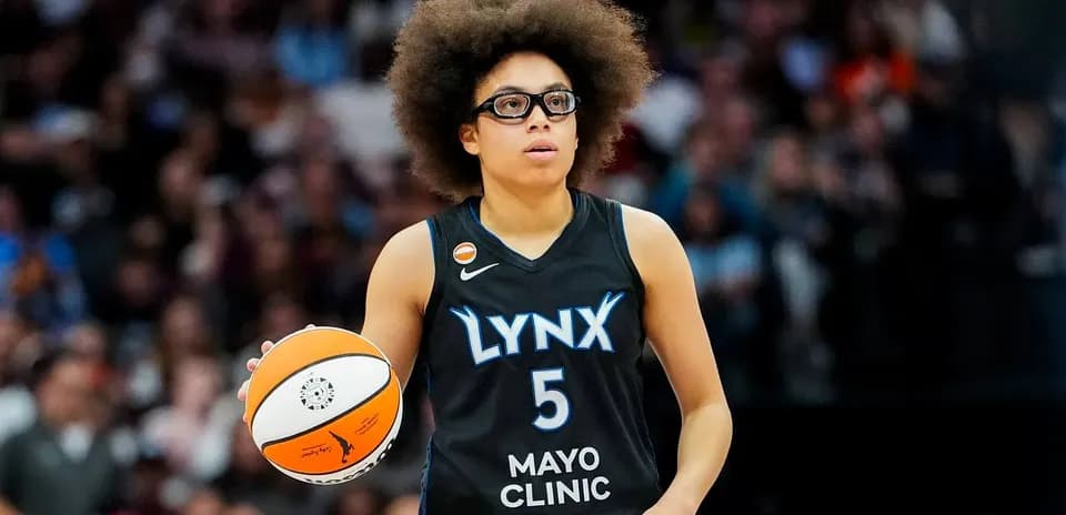 Jugadora de Lynx sosteniendo un balón de baloncesto