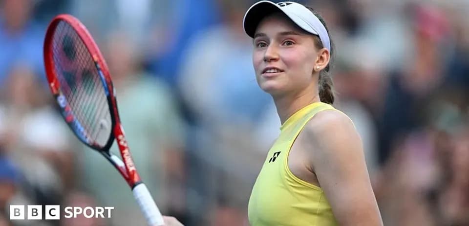 Jugadora de tenis sonriendo con una raqueta en mano