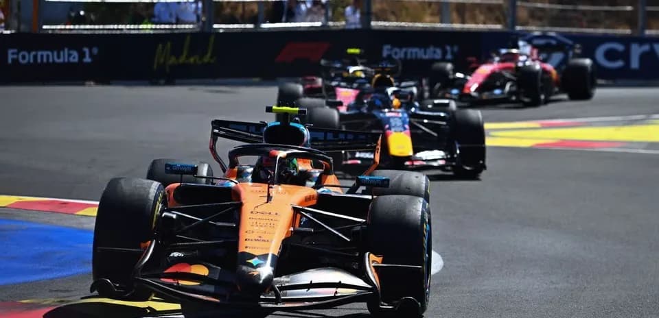 Tres coches de Fórmula 1 en una curva