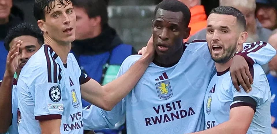 Jugadores de Aston Villa celebrando un gol juntos
