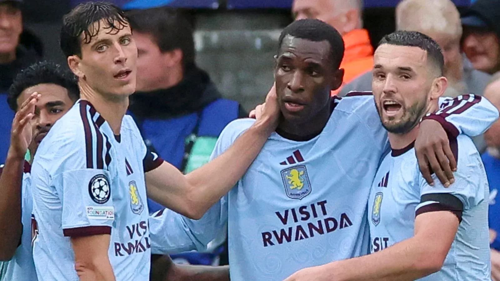 Jugadores de Aston Villa celebrando un gol juntos