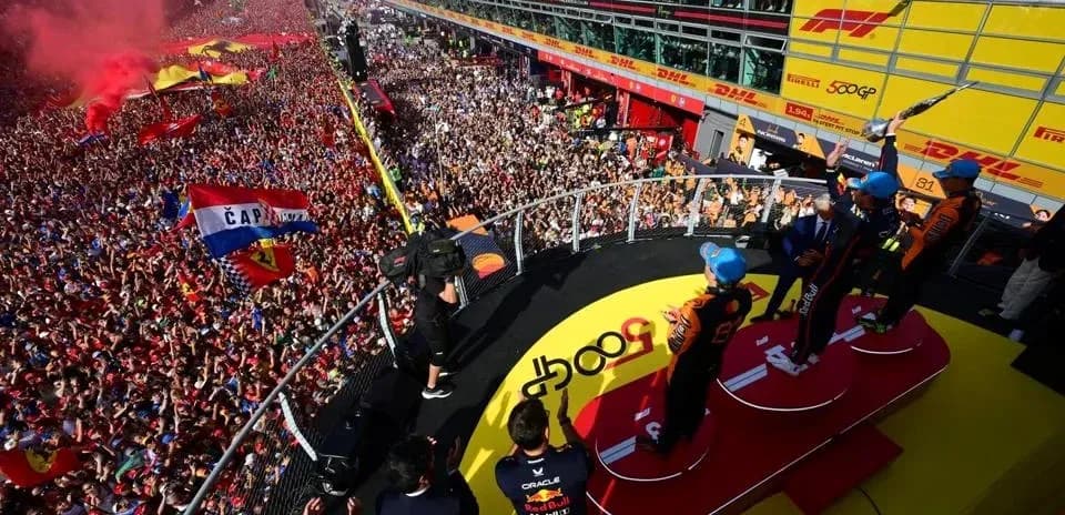 Podio con pilotos celebrando frente a multitud