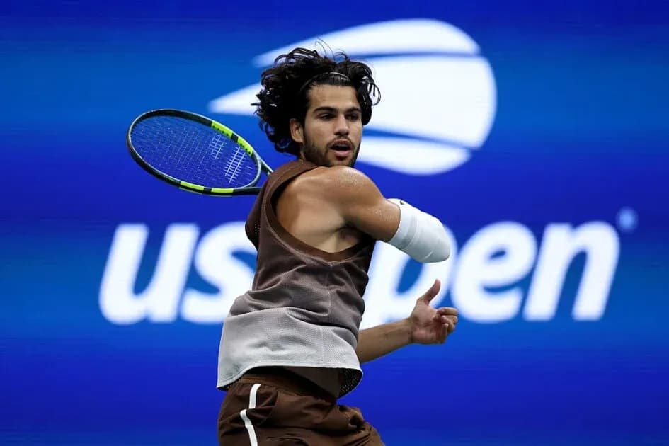 Jugador de tenis golpeando la pelota en el US Open