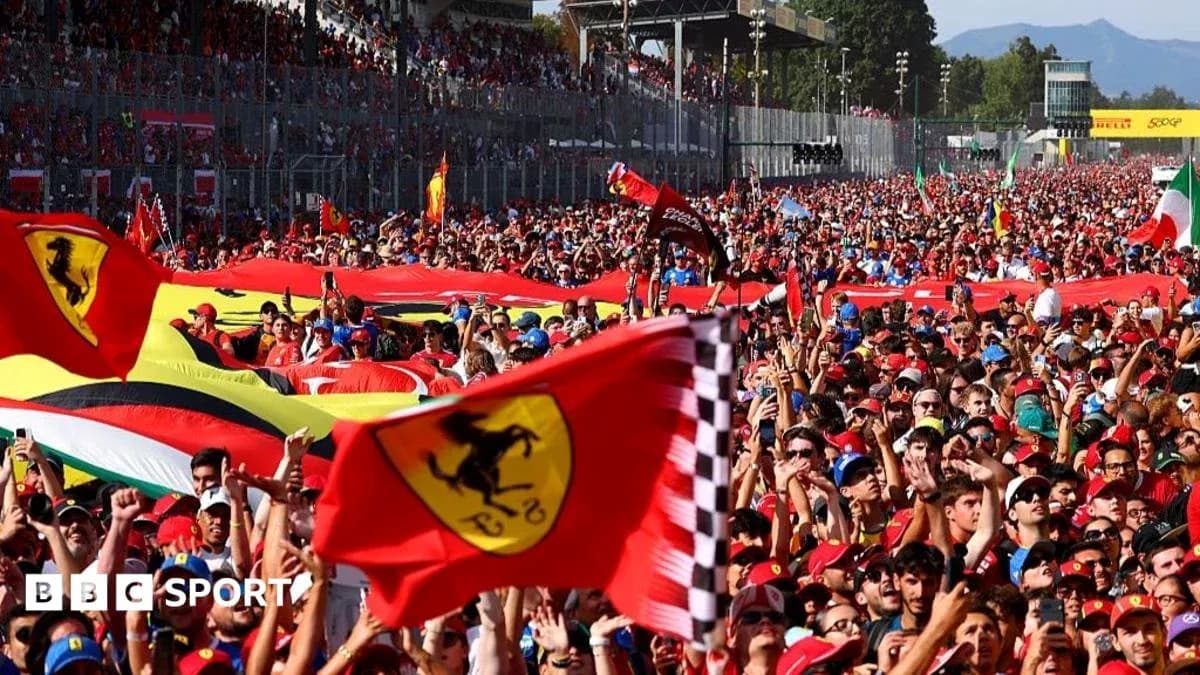 Multitud de aficionados con banderas de Ferrari en evento