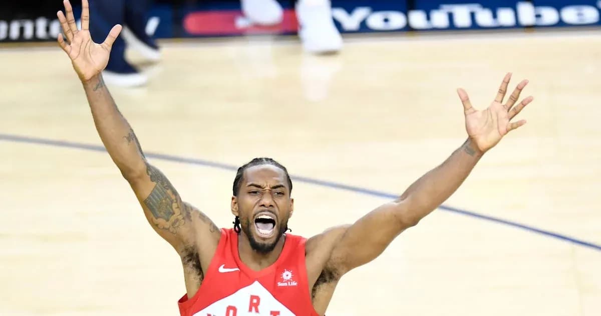 Jugador de baloncesto celebrando en la cancha