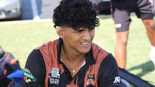 Jugador sentado en campo de entrenamiento de cricket
