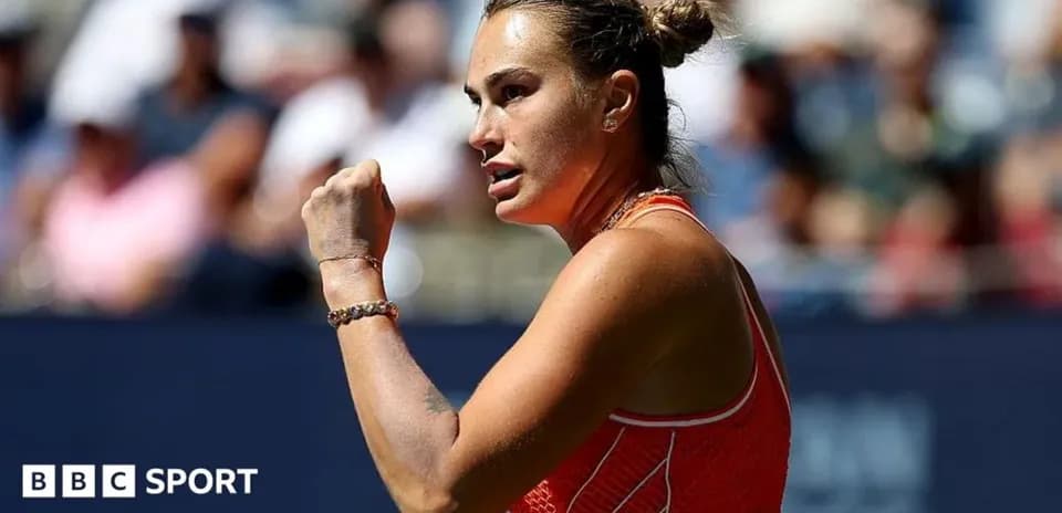 Jugadora de tenis celebrando un punto durante partido